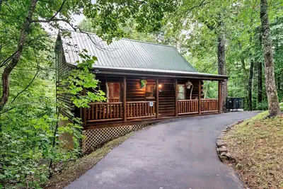 Image de Your Dream Getaway: Charming Two-Bedroom Log Cabin in the Smoky Mountains!