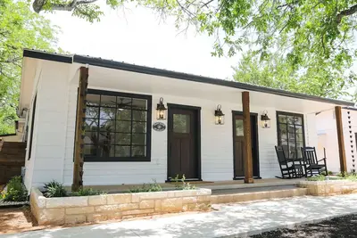 Image de Poppy House @ The Briarpatch! Location, Location, Location!