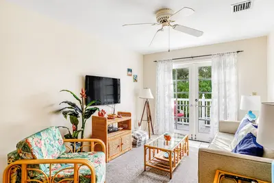 Image de Snowbird-friendly condo with private balcony, garden views, W/D, on-site pool