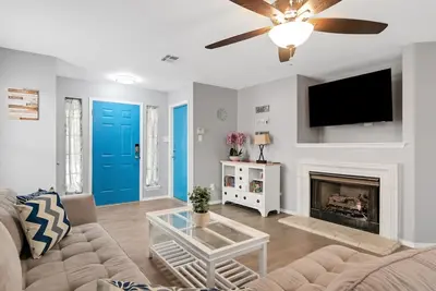 Image de Newly Remodeled Modern Pet-Friendly W/ Google Fiber + Bars+Food+Nature Nearby