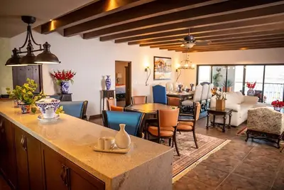 Image de 4 Bed/4. 5 Bath Condo W/ Ocean Front Balcony