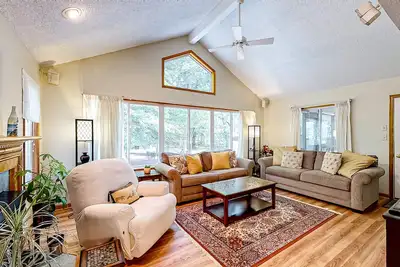 Image de Home with central Ac, gas fireplace, washer/dryer, firepit, & shared pools