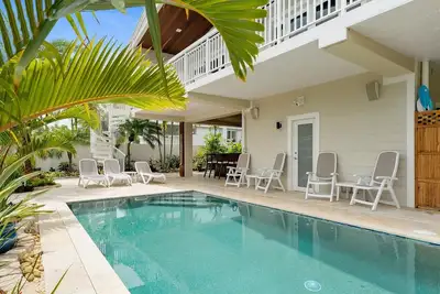Image de Ultimate outdoor living area at this 4/4 canal home with pool!