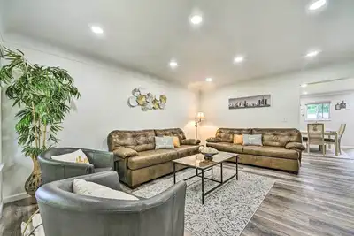 Image de Dearborn Heights Home ~ 16 Mi to Downtown Detroit!