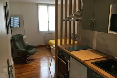 Image de Studio*** en centre ville avec extérieur et local à vélo privé et sécurisé.