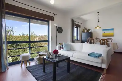 Image de Appartement \"Sao Bernardino Beach House\" avec vue sur la mer, terrasse couverte privée et Wi-Fi.