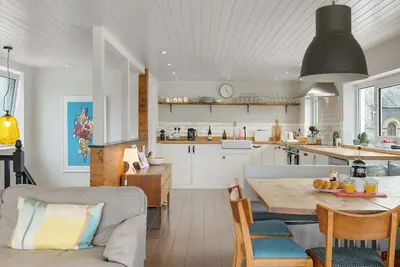 Image de Stylish Home with Parking, Minutes from Beach