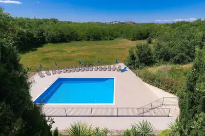 Image de Appartement dans une maison de vacances avec climatisation, Wifi, piscine, Tv, terrasse, parking