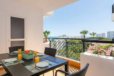Image de Accommodation 2 minutes walk from the beach. Ac and private pool