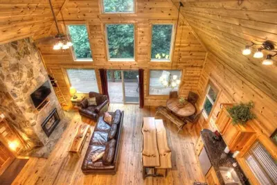 Image de Bearscapes | 3br Cabin, Game Room, Arcade, Hot Tub, Indoor Basketball Near Helen