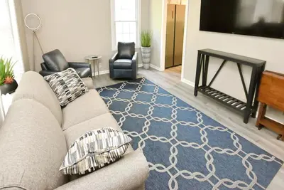 Image de 3 blocks from Nd, 3 bedroom 2 bath home(1815)