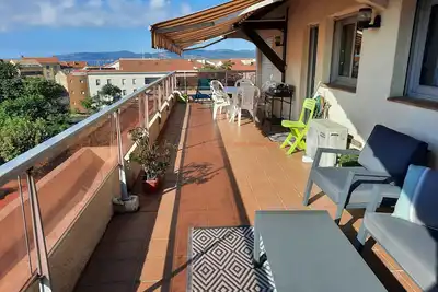 Image de centre ville, grande terrasse, 5ème dernier étage, tout à pied, aperçu mer