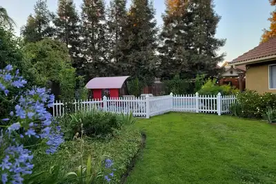 Image de Beautiful House w/ Desireable Pool Oasis and Fire Pit and Hot Tub