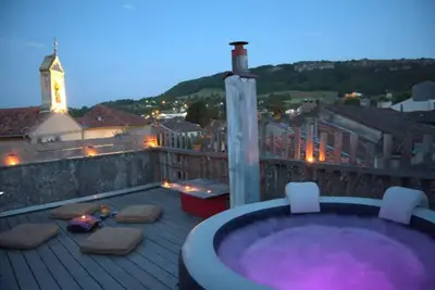 Image de Chaleureuse maison avec jacuzzi et vue imprenable