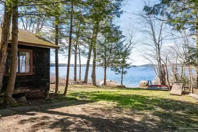 Image de Quaint Cottage on Swan Lake