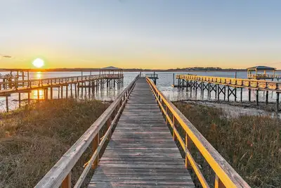 Image de Breathtaking Sunset Views on River w/ Private Dock by Lucky Savannah
