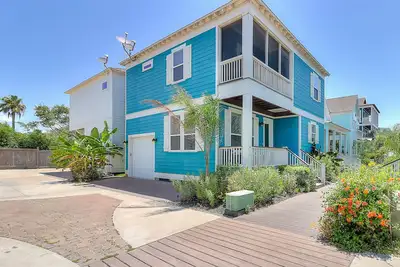 Image de 2-story dog-friendly home with balcony, W/D, gas grill & on-site outdoor pool