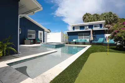 Image de Renovated home w/fenced yard, brand-new pool, spa, foosball - steps to beach