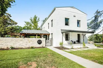 Image de Historic home a block from Main St with hot tub, sauna, fast WiFi & firepit