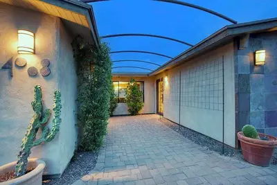 Image de Cozy 4-Br home near Old Town with heated pool