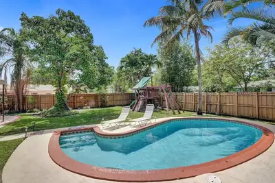🌴Tropical Oasis 🌺+heated Pool-4br/2Kings/1mi to Beach! 8 Guests