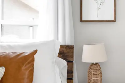 Image de New! The Cottage - Gorgeous & charming home within walking distance to downtown!