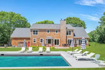 Image de Timeless East Hampton retreat with expansive outdoor space, large saltwater. . .