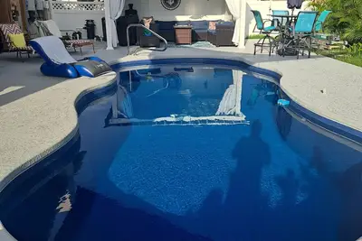 Image de We are the coolest hosts on the planet! You will love it here!