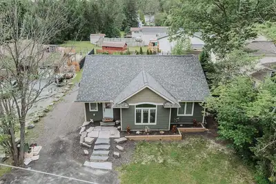 Image de Muskoka cottage with pool