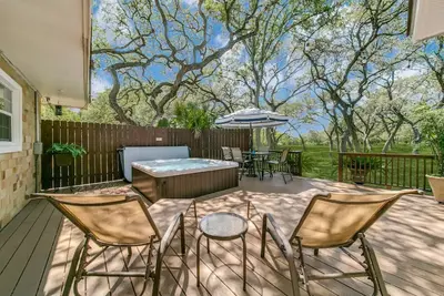 Image de Under the Oaks, a charming, romantic retreat with hot tub and sauna