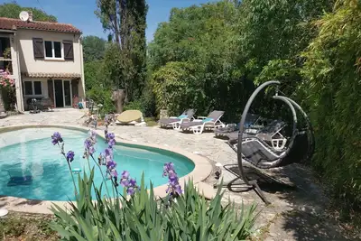 Image de Studio dans un cocon de verdure au bord de piscine