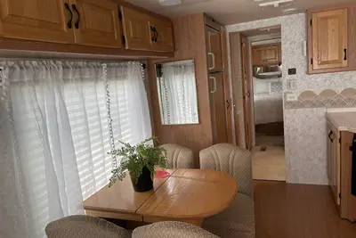 Image de 1-bedroom Class A Rv, in a quiet setting ideal for couples