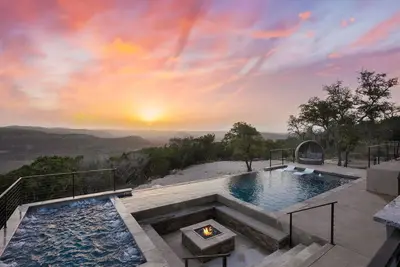 Image de Glam Luxury Home by Frio River! Infinity Pool•Firepit•Games•Huge Hot Tub•Views