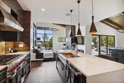 Image de Natures Way: 4 br, fireplace, a/c, hot tub, community summer pool, garage!