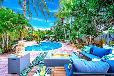 Image de New! 5 Bed/5 Min To Beach/Htd Pool/Hot Tub/Bar