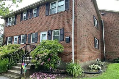 Image de Remodeled townhouse walk to Thames Street, Bellevue Ave, Marinas, Beaches, More.