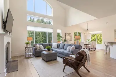 Image de Large Open Home on Golf Course with Chef's Kitchen