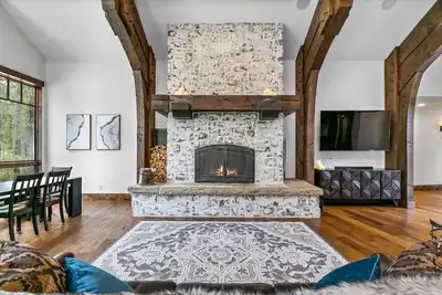 Image de 5 Kings + Bunk Rm, 12 Person Soaking Tub, 7 Fireplaces, Game Rm, Wet Bar
