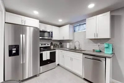 Image de Great Lower Unit with Spacious Yard and Sunroom