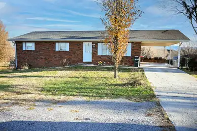 Image de Spacious! King beds! Fenced backyard! Dollywood 25 min. 5 beds 2. 5 baths!