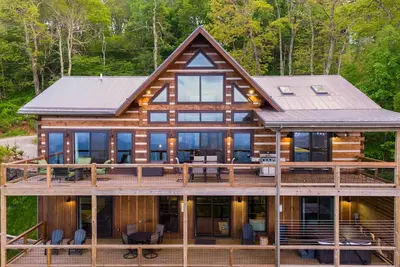 Image de Above and Beyond - Luxury home. Hot Tub, Game Room, Theater, Fire Table, Big views