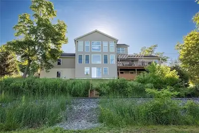 Image de 200' of private waterfront, hot tub & kayaks