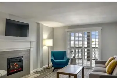 Image de Large Luxury condo for 4-8 great location water views only available August19-23