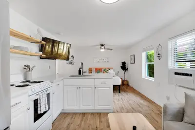 Image de Modern, Quiet & Private Condo w/ Fenced Yard