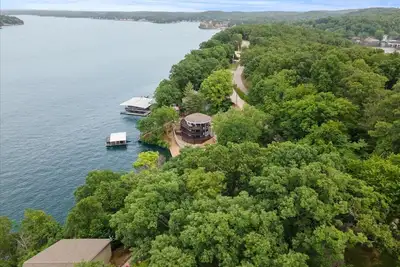 Image de Modern Lakefront Home in Sunrise Beach