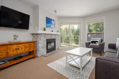 Image de 1br | Aspens | King Bed | True Ski-in/Ski-out | Hot Tubs & Pool | Ski Valet | Private Balcony