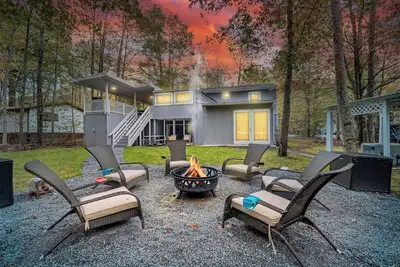 Image de Mountain Luxury: Fire Pit, Hot Tub, Sauna & Game Room with Ps4 Fun!