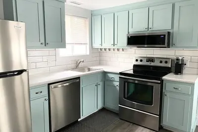 Image de Beach House Cottage- 3 min to Beach - Remodeled, 2 screened in porches, big yard