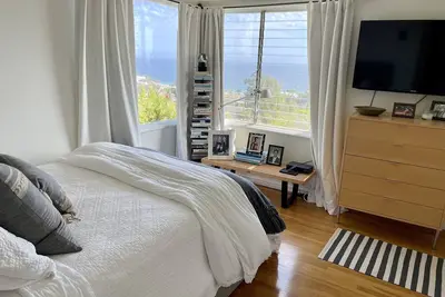 Image de Charming cottage overlooking downtown Laguna Beach.