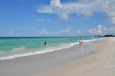 Image de Beautiful 2\/2 Condo. 2 Heated Community Pools. Walking Distance To Gulf Waters.